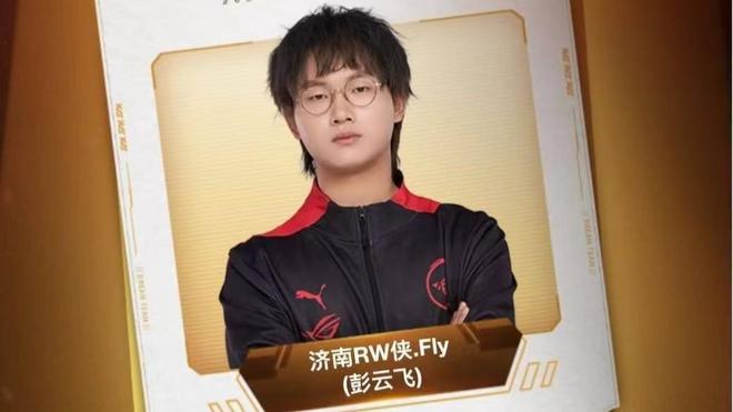 球星赛后把奖杯给队友，太暖心