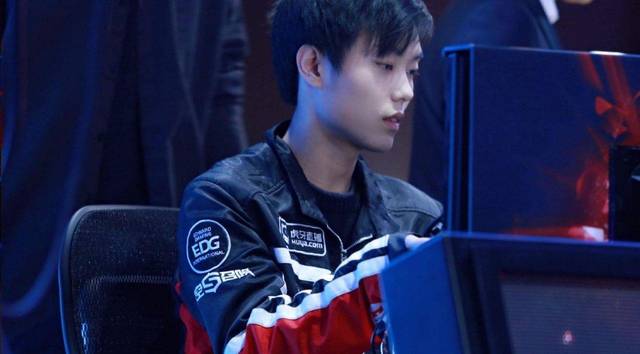 篮球NBA明星球员参加公益活动