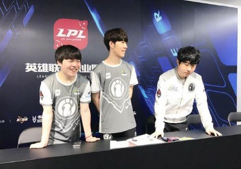 宋凯出席中国体育美术作品展览，与奥运冠军金牌合影