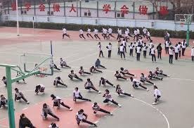 铃木一朗在 2012 年转会洋基后首秀即面对老东家，赛前他向水手看台深深鞠躬